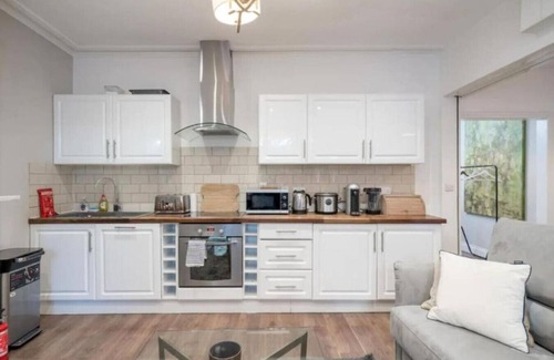 Earl's Court Apartment | Stunning 2bed 2bath Apt in Earls Court sleeps SIX