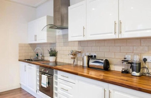 Earl's Court Apartment | Stunning 2bed 2bath Apt in Earls Court sleeps SIX