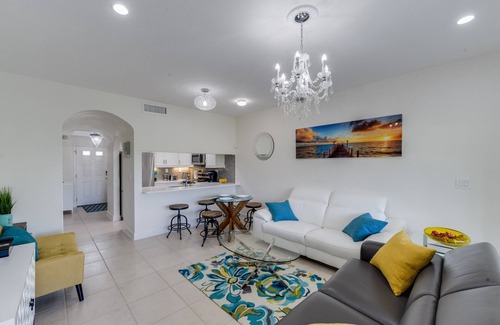 Central Naples Condo | Stunning 2BR/2BA condo in the heart of Naples