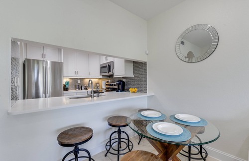 Central Naples Condo | Stunning 2BR/2BA condo in the heart of Naples