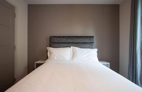 Belfast Apartment | Stunning 2BR next to the City Airport BHD - Free Parking