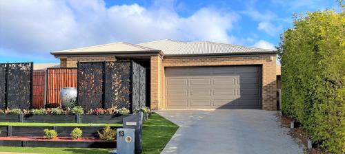 Mildura House | Stunning 2BR whole house with lockup garage, Spa, landscaped backyard at Mildura