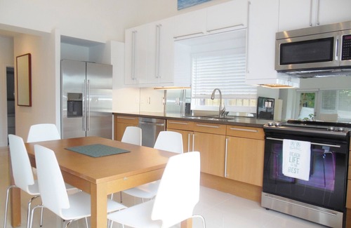 Deerfield Beach House | Stunning 3/3, Heated Pool, Tropical Setting. 5 Star Rated Best on the Island!