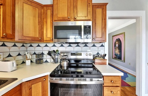 College Hill House | Stunning 3 BD/1 BATH! ~Rosé Retreat~