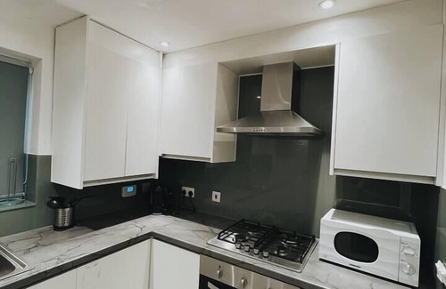 Oldbury House | Stunning 3-Bed House in Oldbury