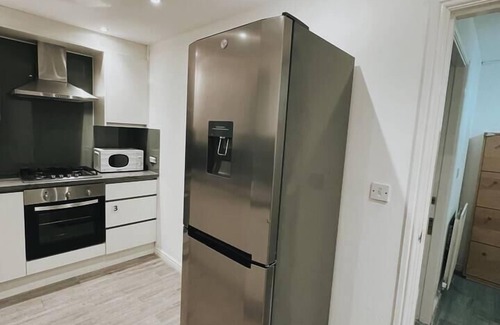 Oldbury House | Stunning 3-Bed House in Oldbury