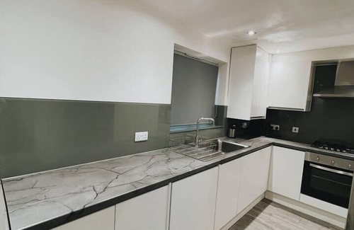 Oldbury House | Stunning 3-Bed House in Oldbury