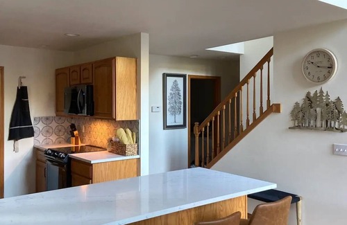 Gold Bar Cabin | Stunning 3 bed Skykomish Riverfront Cabin with breathtaking views