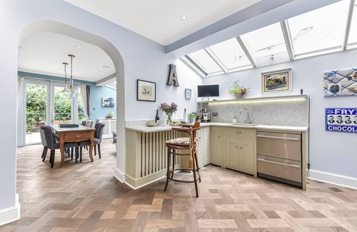 Sands End House | Stunning 3 bedroom, 2.5 bath terraced house in the Fulham with a private garden