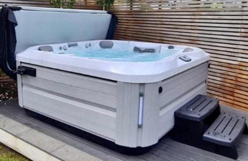 Addison Apartment | Stunning 3-bedroom, 2-bathroom, Garden & Hot Tub, West Kensington