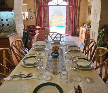 Ggantija House | Stunning 3 bedroom Farmhouse with pool