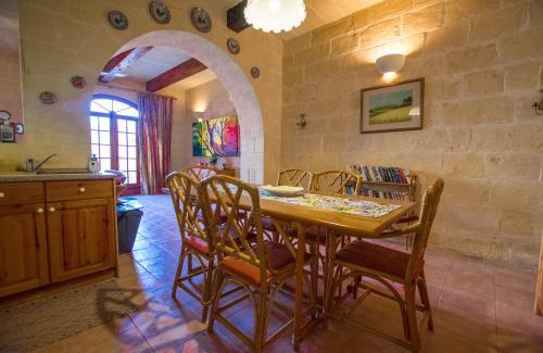 Ggantija House | Stunning 3 bedroom Farmhouse with pool