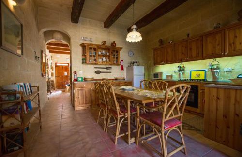 Ggantija House | Stunning 3 bedroom Farmhouse with pool