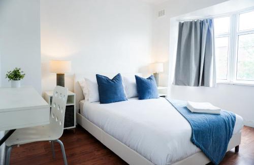 Clayton House | Stunning 3-Bedroom Home, Near Etihad Stadium and Coop Live Arena, Sleeps 7