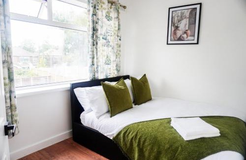 Clayton House | Stunning 3-Bedroom Home, Near Etihad Stadium and Coop Live Arena, Sleeps 7