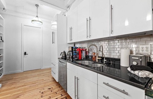 Midtown South Apartment | Stunning 3-Bedroom Luxury Loft in the Heart of Chelsea, Manhattan