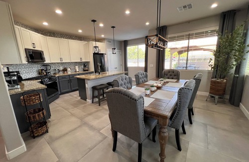 Villago House | Stunning 3 Bedroom Desert Retreat with Pool, Gazebo and Home Gym