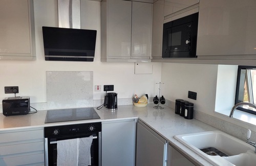 Peninsula Apartment | Stunning 3 Double Bedroom Apt in Greenwich 8 min walk to O2 River views