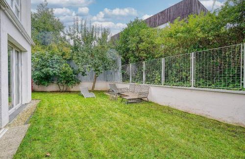 Issy-les-Moulineaux Apartment | Stunning 3Bedroom Apartment with Garden in Prestigious Area I Eiffel Tower Within 15 Minutes' Drive