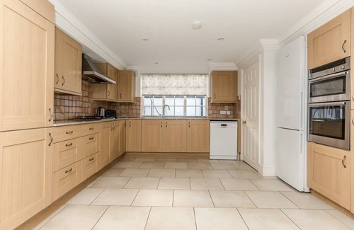 Knightsbridge House | Stunning 3BR Home With Terrace in Knightsbridge