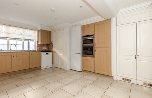 Knightsbridge House | Stunning 3BR Home With Terrace in Knightsbridge