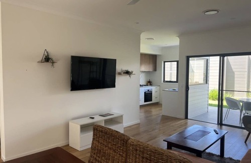 Gold Coast House | Stunning 3BR in Serene Loc, Varied Amenities, BBQ