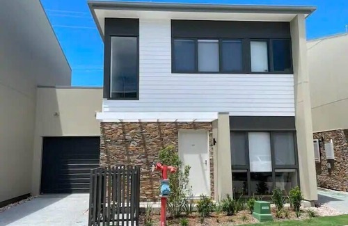 Gold Coast House | Stunning 3BR in Serene Loc, Varied Amenities, BBQ