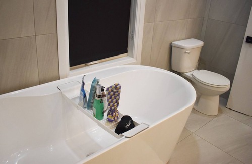 Northeast Edmonton House | Stunning 3BR Luxury Hme/3full bath/2kingbeds/WiFi