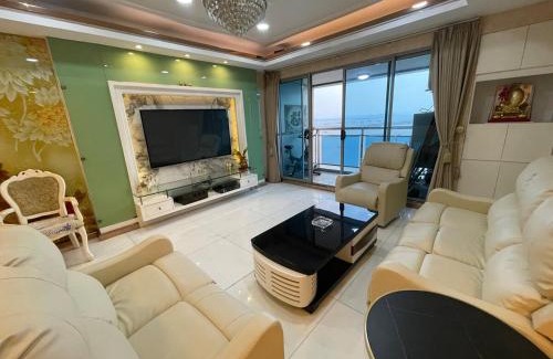 Ermita Apartment | Stunning 3BR with Sunset View near Dolomite Beach