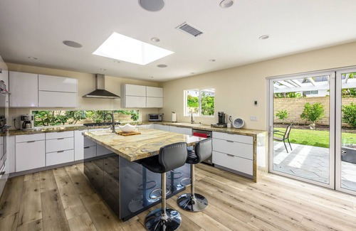 Huntington Beach House | Stunning 4-bedroom house with fantastic backyard