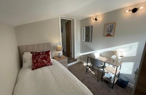 Selhurst House | Stunning 4-Bedroom Home Sleeps 6