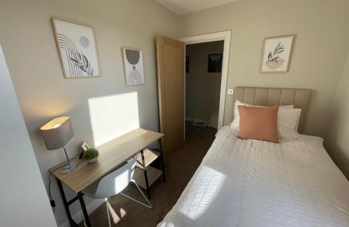 Selhurst House | Stunning 4-Bedroom Home Sleeps 6