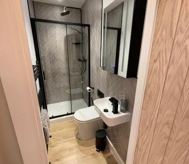 Selhurst House | Stunning 4-Bedroom Home Sleeps 6