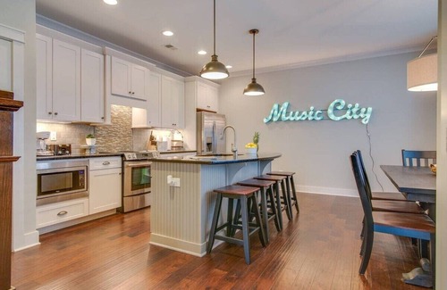 Edgehill House | Stunning 4-Bedroom Home Near Belmont