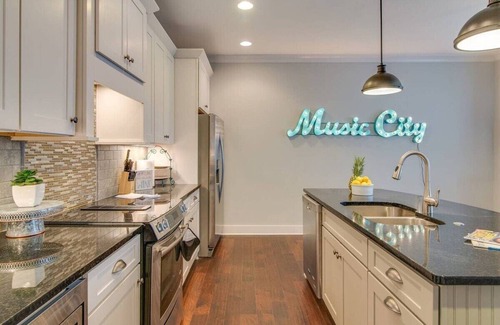 Edgehill House | Stunning 4-Bedroom Home Near Belmont