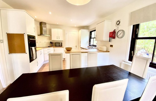 Tarbert Villa | Stunning 4 Bedroom House - sleeps 8. WiFi, SkyQ, Enclosed Garden, Child Friendly