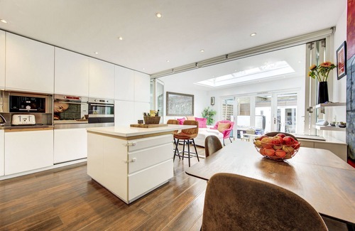 Snaresbrook House | Stunning 4 Bedroom House - Hot tub+Gym - Sleeps upto 8 -Escape London, in London