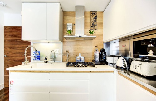 Snaresbrook House | Stunning 4 Bedroom House - Hot tub+Gym - Sleeps upto 8 -Escape London, in London