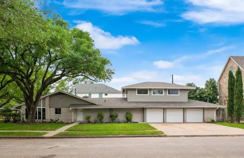 Houston Villa | Stunning 4 beds/4.5 baths Villa with pool