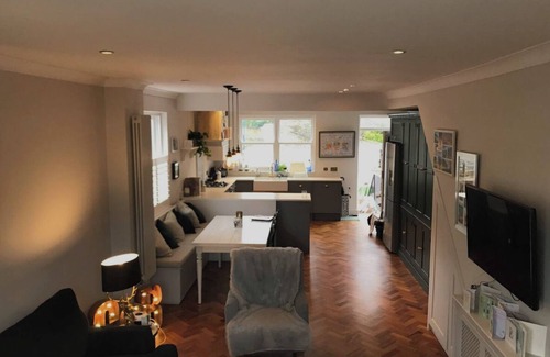 Bow West House | Stunning 4BD Home with Private Garden, East London