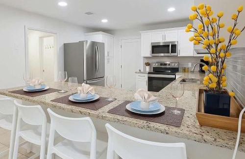 Thomas Drive House | Stunning 4BD Jacuzzi - 4 Min To Beach Panama City