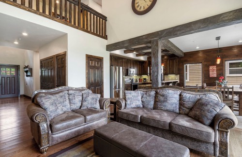 Lampe House | Stunning 4Bed Villa Lakefront Resort with Dock, Pools, Mini Golf, Kayaks & More!