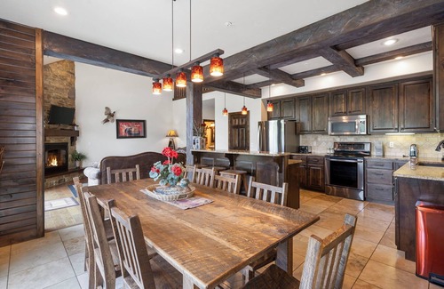 Lampe House | Stunning 4Bed Villa Lakefront Resort with Dock, Pools, Mini Golf, Kayaks & More!
