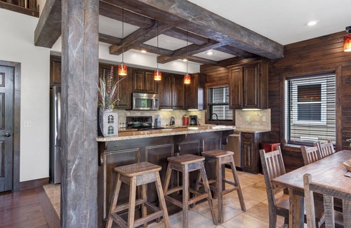 Lampe House | Stunning 4Bed Villa Lakefront Resort with Dock, Pools, Mini Golf, Kayaks & More!