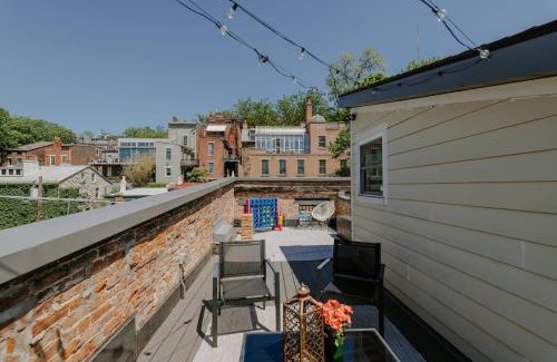 Mount Auburn House | Stunning 4BR Townhome Rooftop City Views