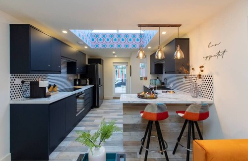 Coventry House | Stunning 5 bed 5 en-suite house, garden & parking