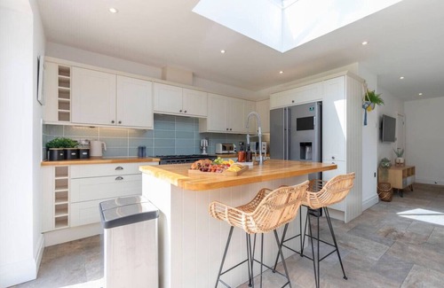 Gloucester House | Stunning 5 Bed Detached Home in Gloucester