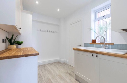 Gloucester House | Stunning 5 Bed Detached Home in Gloucester
