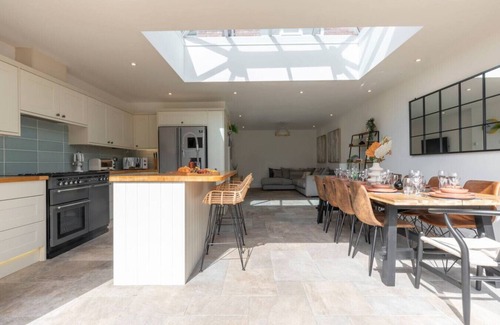Gloucester House | Stunning 5 Bed Detached Home in Gloucester