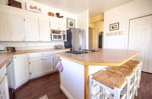 Sitka House | Stunning 5 Bedroom, 4 Bathroom Home Located Downtown